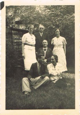 07 Oma met kinderen en schoonzoon 1 febr 1941.jpg
