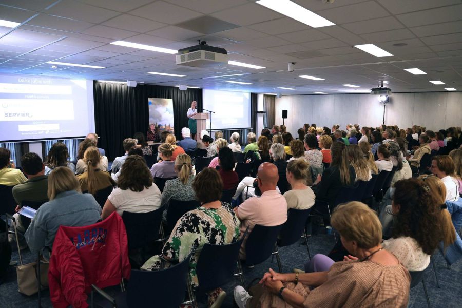 02 overzicht zaal 100 aanwezigen  + 150 online C5A7156.JPG